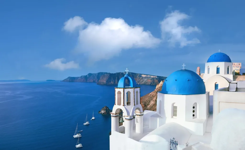 Iglesias de cúpula azul en Oia, imagen de cabecera de la página /pricing