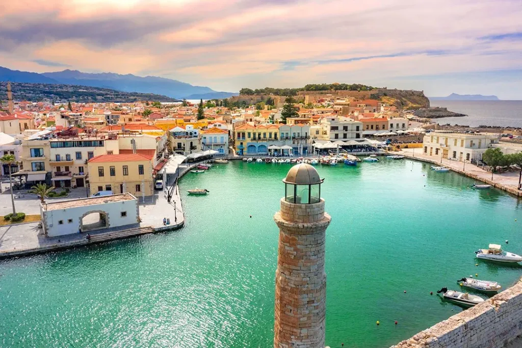 El puerto veneciano de Réthymno, rodeado de cafés y tabernas