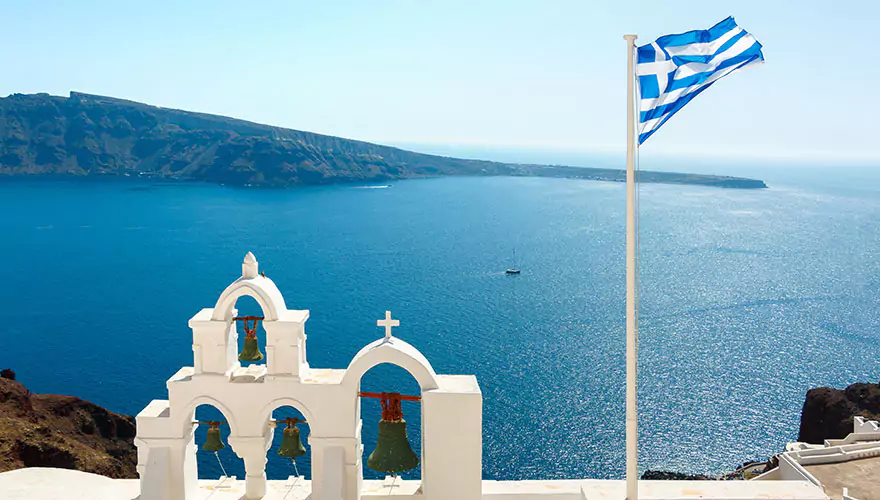 greek-flag-in-oia